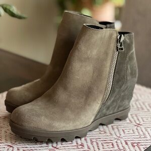 NWOT Sorel Joan Of ArcticWedge II Zip Bootie Sage Suede US 8.